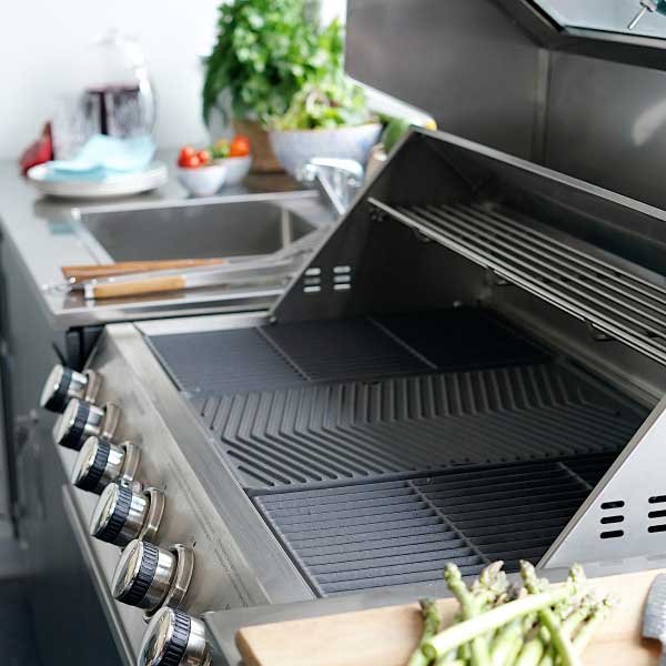 Gas bbq kitchen in Melbourne with cast iron plates and stainless steel burner knobs